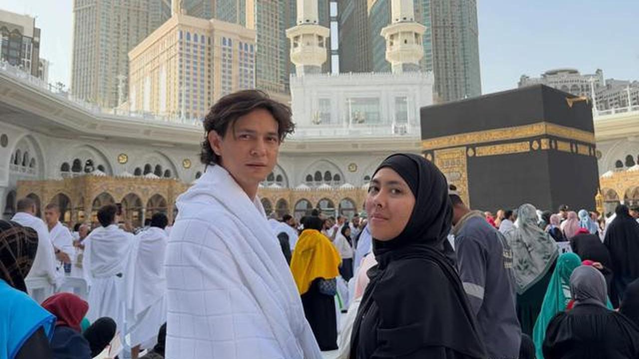 6 Potret Marcell Darwin Umrah Perdana Usai Mualaf, Perjalanan Spiritual Penuh Haru
