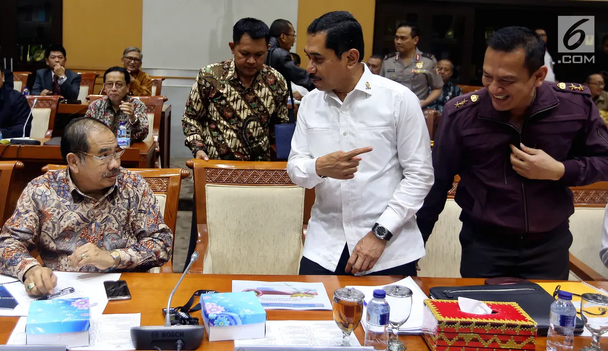 Kepala BNPT Komjen Pol Suhardi Alius (tengah), Asisten Perencanaan dan Anggaran Kapolri Irjen Pol Bambang Sunarwibowo (kanan), dan Kepala PPATK Kiagus Ahmad Badaruddin bersiap mengikuti rapat di Senayan, Jakarta, Selasa (19/9). (Liputan6.com/JohanTallo)