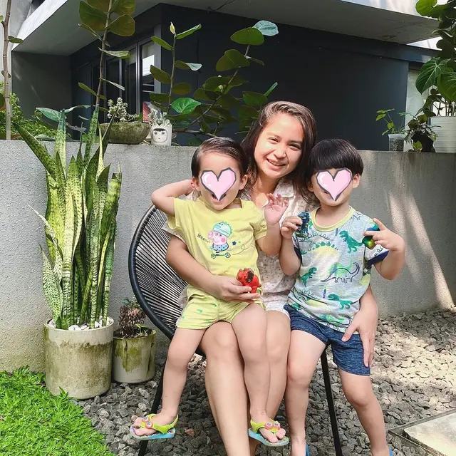 Punya Wajah Baby Face, Potret 6 Artis Bareng Buah Hatinya Ini Bak Kakak Adik