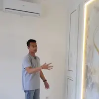 Pasangan selebriti Eza Gionino dan Meiza Aulia Coritha baru saja menempati rumah baru. Meski belum rampung di beberapa bagian, tapi rumah pasangan yang menikah pada 2018 silam itu terlihat megah dan mewah. Berikut beberapa potretnya. [Youtube/Mulia Mas TV]