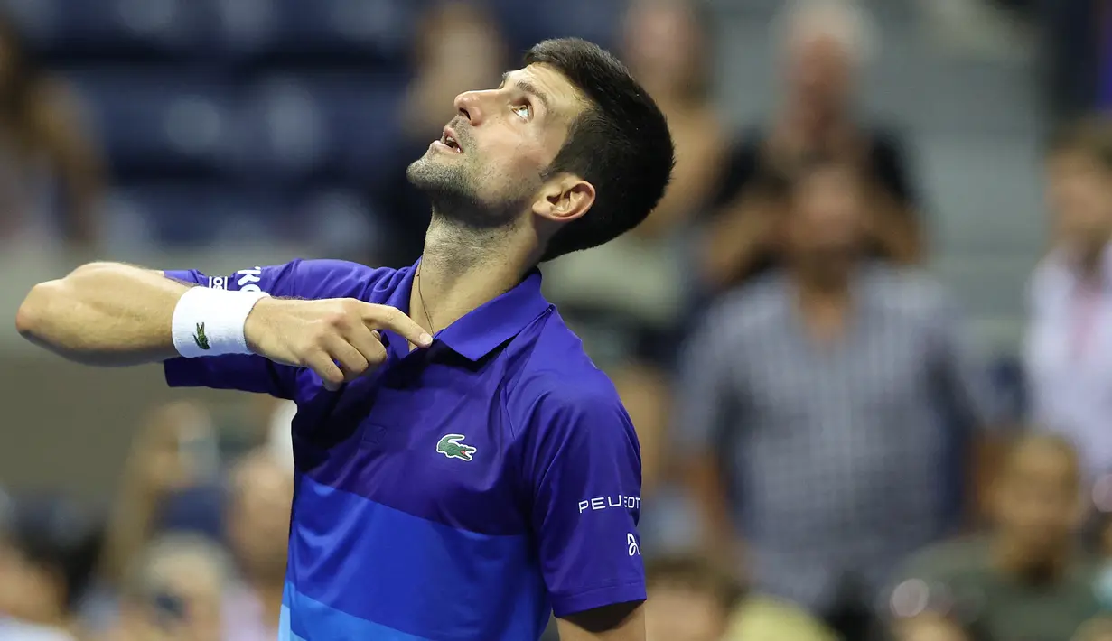 Petenis Serbia, Novak Djokovic merayakan kemenangan atas Matteo Berrettini dari Italia pada perempat final AS Terbuka 2021 di Arthur Ashes Stadium, New York, Kamis (9/9/2021). Petenis nomor satu dunia itu melaju ke semifinal AS Terbuka usai menang 5-7, 6-2, 6-2, 6-3. (Elsa/Getty Images/AFP)