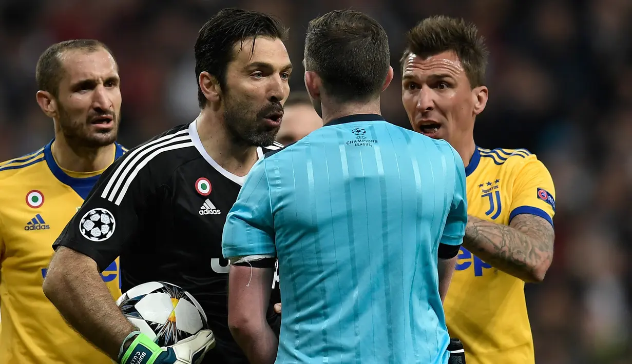Kiper Juventus, Gianluigi Buffon memprotes wasit Michael Oliver saat bermain di kandang Real Madrid pada leg kedua perempat final Liga Champions, Rabu (11/4). Buffon marah setelaH wasit memberikan hadiah penalti kepada Real Madrid. (OSCAR DEL POZO/AFP)