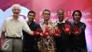 Budayawan, Franz Magnis Suseno, Koordinator ICW Adnan Topan Husodo, Plt Pimpinan KPK Johan Budi, Akademisi SaldiIsradan Musisi Berkah Gamulya berfoto bersama saat peringatan 17 tahun ICW di Jakarta, Selasa (4/8/2015). (Liputan6.com/Helmi Fithriansyah)