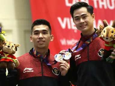 Raihan medali Indonesia kembali bertambah usai Harris Horatius dan Nicholas berhasil mempersembahkan perak dari cabang olahraga Wushu SEA Games 2021 di Cau Giay Gymnasium, Hanoi, Vietnam, Sabtu (14/05/2022). Harris mendapatkan poin 9,7 di nomor Taolu Nan Quan Putra sedangkan Nicholas meraih poin 9,71 di nomor Taolu Taiji Jian Putra. (Bola.com/Ikhwan Yanuar)