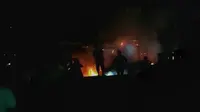 Suasana kapal terbakar di Aceh pada malam hari (Liputan6.com/Rino Abonita)