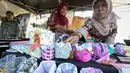 Sebuah tempat pensil unik dipamerkan saat Pekan Produk Kreatif Daerah (PPKD) di Lapangan Banteng, Jakarta, Jumat (29/5/2015). Acara tersebut digelar dari 29 Mei-2 Juni 2015. (Liputan6.com/Faizal Fanani)