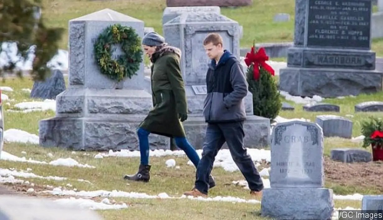 Sesudah bertengkar, Julia Roberts dan aktor berusia 20 tahun itu terlihat meninggalkan area pemakaman. (GC Images/Aceshowbiz)