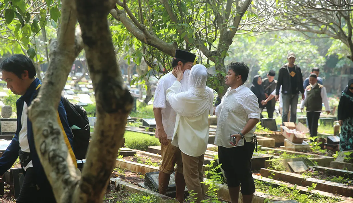 Ririn juga melihat sosok ayah Ibnu Jamil yang humoris. Ibnu Jamil mengatakan, kondisi sang ayah lebih parah setelah terkena stroke yang kedua kalinya. [Foto; Adrian Putra/Fimela.com]