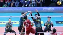 ​Tertinggal satu set membuat pelatih LavAni, David Lee, mengubah strategi. Ia menginstruksikan Boy Arnes untuk tampil lebih agresif dan fokus dalam menekan lini belakang Samator. Strategi ini terbukti ampuh dan membuat LavAni memenangkan tiga set beruntun. (Dok. PBVSI)