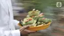 Umat Hindu membawa sesajen saat persembahyangan Hari Raya Galungan di Pura Aditya Jaya, Rawamangun, Jakarta, Rabu (19/2/2020). Hari Raya Galungan yang merupakan hari kemenangan kebenaran (Dharma) atas kejahatan (Adharma) itu dirayakan setiap 210 hari sekali. (merdeka.com/Iqbal Nugroho)