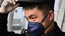 Wu Shengzao, seorang personel kepolisian, mencopot kacamata pelindung usai memeriksa kondisi seorang penumpang di Bandara Internasional Daxing di Beijing, ibu kota China, pada 1 Februari 2020. (Xinhua/Peng Ziyang)
