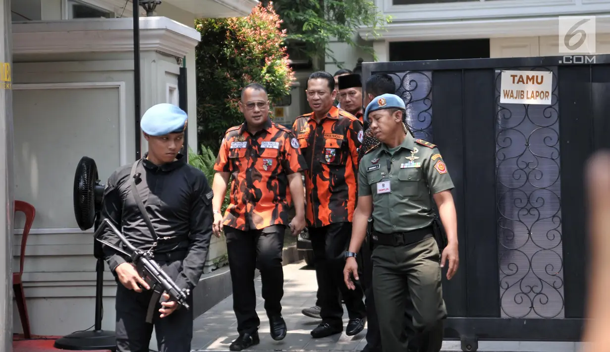 Wakil Ketua Umum Pemuda Pancasila, Bambang Soesatyo meninggalkan kediaman Wakil Presiden terpilih Ma'ruf Amin di Menteng, Jakarta, Rabu (11/9/2019). Kedatangan Bamsoet untuk mengundang Ma'ruf Amin menghadiri Musyawarah Besar ke-10 Pemuda Pancasila pada Oktober mendatang. (merdeka.com/Iqbal Nugroho)