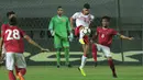 Duel pemain Timnas Indonesia U-23, Hargianto (kanan) dan pemain Bahrain pada laga PSSI Anniversary Cup 2018 di Stadion Pakansari, Bogor, (26/4/2018). Bahrain unggul sementara 1-0. (Bola.com/Nick Hanoatubun)