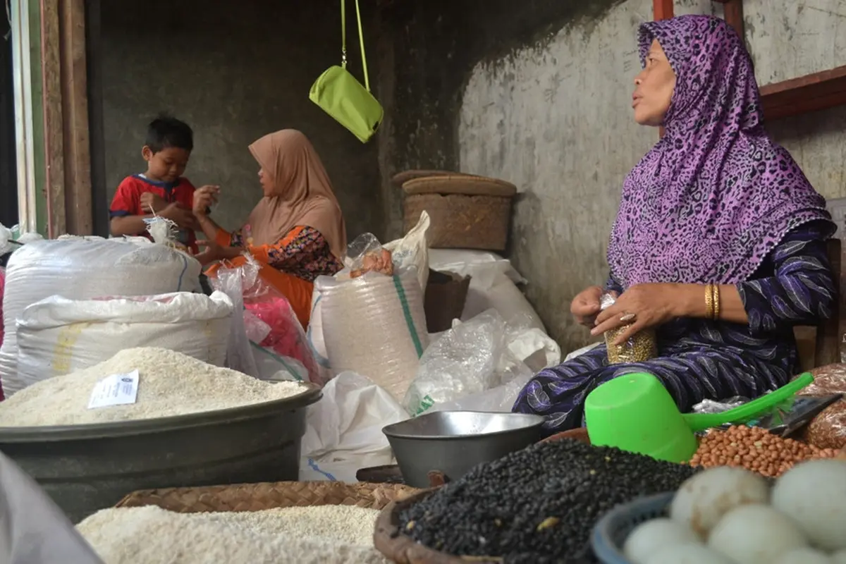 Pedagang beras di pasar tradisional Cinangsi Kabupaten Cilacap, Jawa Tengah. (Foto: Liputan6.com/Muhamad Ridlo)