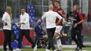 Pelatih AC Milan, Stefano Pioli, berusaha menenangkan Zlatan Ibrahimovic yang kecewa usai diganti saat melawan Bologna pada laga Serie A di Stadion San Siro, Sabtu (18/7/2020). AC Milan menang dengan 5-1 atas Bologna. (AP/Luca Bruno)