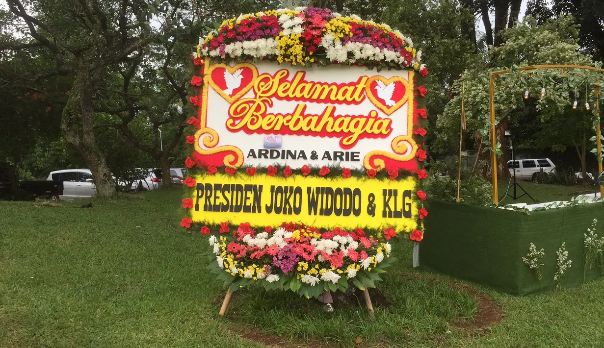 Ada hal yang lebih membahagiakan untuk Rasti dan suami di pesta pernikahannya, yakni sebuah ucapan dan doa dari Presiden Indonesia, Joko Widodo, lewat karangan bunga berwarna kuning yang dikirimnya. (Daniel Kampua/Bintang.com)