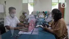Orangtua murid berkonsultasi terkait pendaftaran daring PPDB tahun ajaran 2021/2022 di Posko Pelayanan PPDB Jakarta Selatan, SMA Negeri 70 Bulungan, Jakarta, Senin (21/6/2021). Pendaftaran PPDB jalur zonasi untuk SD di DKI mulai dibuka pada 21-23 Juni 2021. (Liputan6.com/Herman Zakharia)