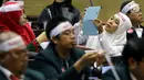 Anggota IDI mengambil gambar saat mengikuti Rapat Dengar Pendapat Umum (RDPU) dengan Badan Legislasi DPR di Kompleks Parlemen, Jakarta, Senin (2/4). (Liputan6.com/JohanTallo)