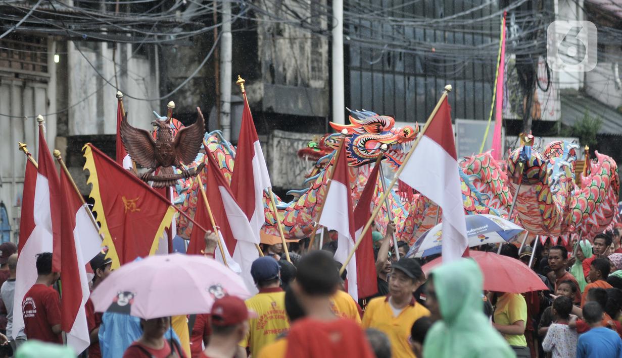 Atraksi liong saat perayaan Cap Go Meh Tahun Baru Imlek 2571 di Jatinegara, Jakarta, Minggu (9/2/2020). Meski hujan, perayaan Cap Go Meh berlangsung meriah dengan atraksi barongsai dan liong serta arakan dewa-dewa (rupang), mengelilingi kawasan Jatinegara. (merdeka.com/Iqbal S Nugroho)