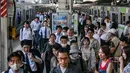 Yamanote Line adalah jantung jaringan tranportasi raksasa di Tokyo karena melewati sebagian besar kawasan bisnis dan hiburan. Foto yang diambil pada tanggal 19 Juni 2024 ini menunjukkan para penumpang yang keluar dari kereta di stasiun Hamamatsucho, salah satu dari 30 stasiun di sepanjang Jalur JR Yamanote di Tokyo. (Richard A. Brooks/AFP)