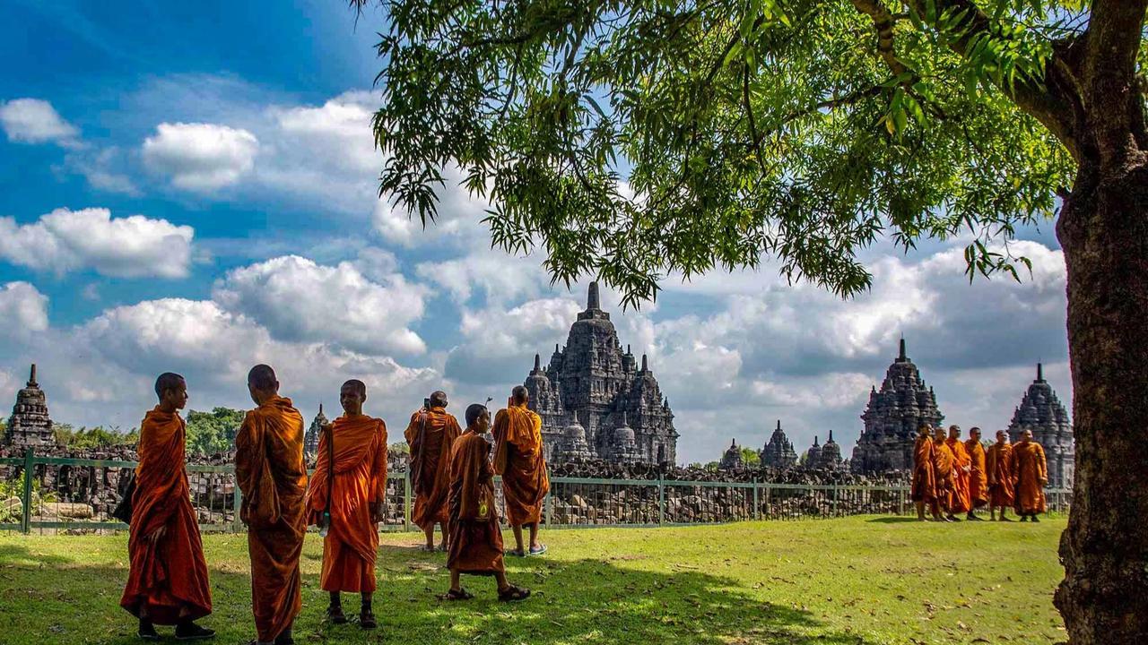 FOTO: Biksu Thudong Tiba di Candi Sewu Sambut Tri Suci Waisak 2026