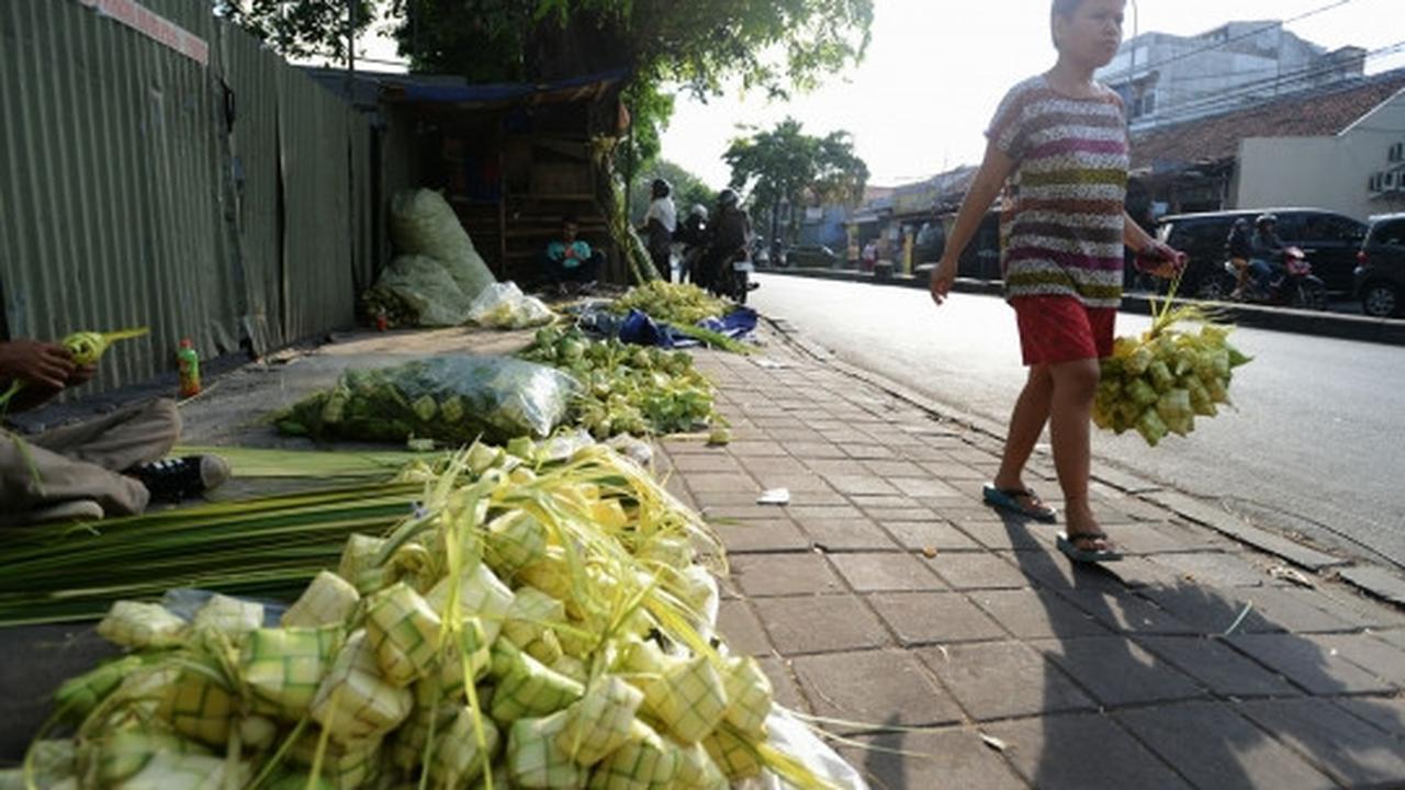 Berkah Lebaran, pedagang kulit ketupat di Palmerah panen rezeki