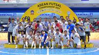 Timnas futsal Indonesia berfoto bersama saat menjadi juara Piala AFF 2024 setelah mengalahkan Vietnam dalam partai final yang berlangsung di Terminal 21 Korat, Nakhon Ratchasima, Thailand, Minggu (10/11/2024) malam WIB. (Dok. Federasi Futsal Indonesia)