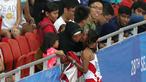 Triyaningsih mendapat pelukan dari sang bunda setelah meraih emas nomor lari 5.000m SEA Games yang berlangsung di Stadion Nasional Singapura. Selasa (9/6). (Bola.com/Arief Bagus)