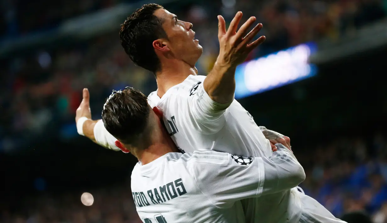 Gelandang Real Madrid, Cristiano Ronaldo melakukan selebrasi bersama Sergio Ramos usai mencetak gol kegawang Wolfsburg di leg kedua liga Champions di Santiago Bernabeu, Spanyol (13/4). Madrid menang atas Wolfsburg dengan skor 3-0. (Reuters/Juan Medina)