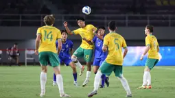 Gelandang Timnas Australia U-16, Nickolas Gustavo Alfaro (tengah) memenangi duel udara dengan gelandang Timnas Thailand U-16, Sorakrit Kaewsri pada laga final Piala AFF U-16 2024 di Stadion Manahan, Solo, Rabu (3/7/2024). (Bola.com/Abdul Aziz)