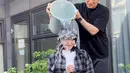 <p>"Saya dinominasikan oleh Sean dan memutuskan untuk mengambil bagian dalam Ice Bucket Challenge untuk tahun 2023. Saya menerima kabar baik bahwa pembangunan rumah sakit pertama untuk penyakit Lou Gehrig di Korea akan dimulai tahun ini." kata IU. (Foto: Instagram/ dlwlrma)</p>
