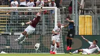 Kiper Torino, Joe Hart, melakukan blunder pada laga debut di Serie A ketika melawan Atalanta, Minggu (11/9/2016). (EPA/Paolo Magni)