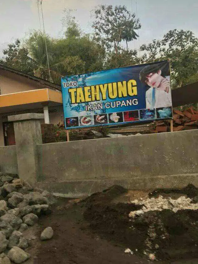 6 Spanduk Promo Jualan Ini Terinspirasi dari Idol K-Pop, Bikin Ngakak