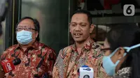 Menristek Bambang Brodjonegoro berjalan bersama Wakil Ketua KPK Nurul Ghufron menjawab pertanyaan wartawan usai melakukan pertemuan di gedung KPK, Jakarta, Selasa (16/6/2020). Pertemuan membahas mengenai hal terkait pendanaan penelitian riset teknologi inovasi. (merdeka.com/Dwi Narwoko)