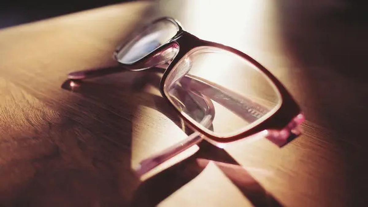 7 Tips Ampuh Cara Merawat Lensa Kacamata Agar Tidak Buram dan Tetap Jernih