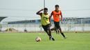 Striker Timnas Indonesia U-22, Jeam Kelly Sroyer menguasai bola dalam sesi latihan di The Dream Visakha Training Camp, Phnom Penh, Kamboja, Jumat (28/4/2023) menjelang laga pertama SEA Games 2023 menghadapi Filipina. (Dok. PSSI)