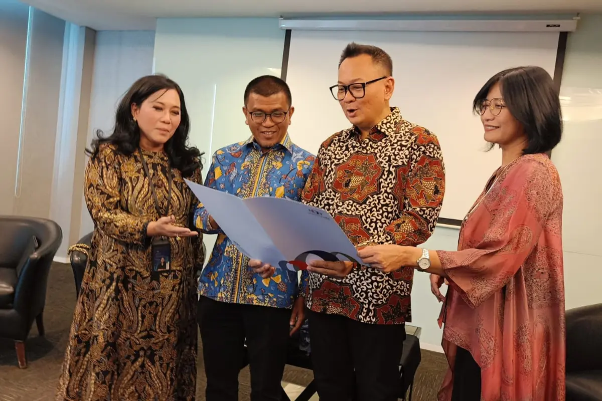 Direktur Pengembangan & Teknologi Informasi Indonesia Re Beatrix Santi Anugrah, Direktur Teknik Operasi Indonesia Re Delil Khairat, Direktur Utama Indonesia Re Benny Waworuntu, dan Direktur Keuangan & Aktuaria Indonesia Re Maria Elvida Rita Dewi.