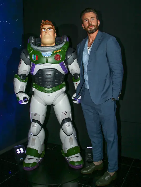 Chris Evans berpose dengan karakter Buzz Lightyear untuk fotografer setibanya untuk pemutaran perdana film 'Lightyear' di London, Inggris, 13 Juni 2022. (Photo by Joel C Ryan/Invision/AP)