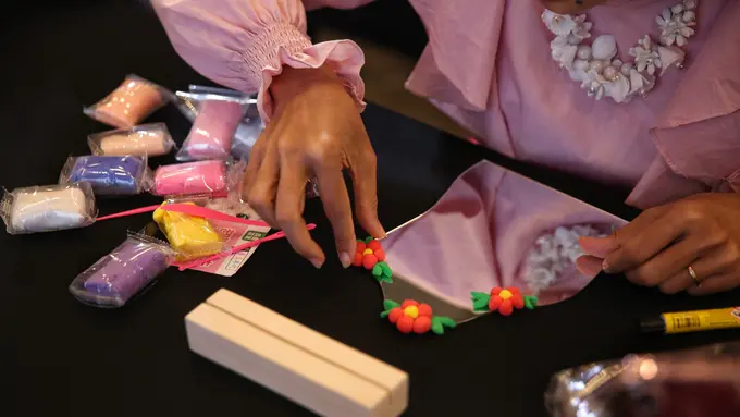 Fimela Day seseruan membuat Soft Clay Mirror