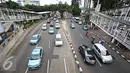 Suasana lalu lintas kendaraan di Jalan Sudirman, Jakarta, Senin (2/5). Penataan jalan, trotoar, dan taman di kawasan Sudirman-Thamrin ditargetkan selesai sebelum pelaksanaan Asian Games 2018 mendatang. (Liputan6.com/Immanuel Antonius)