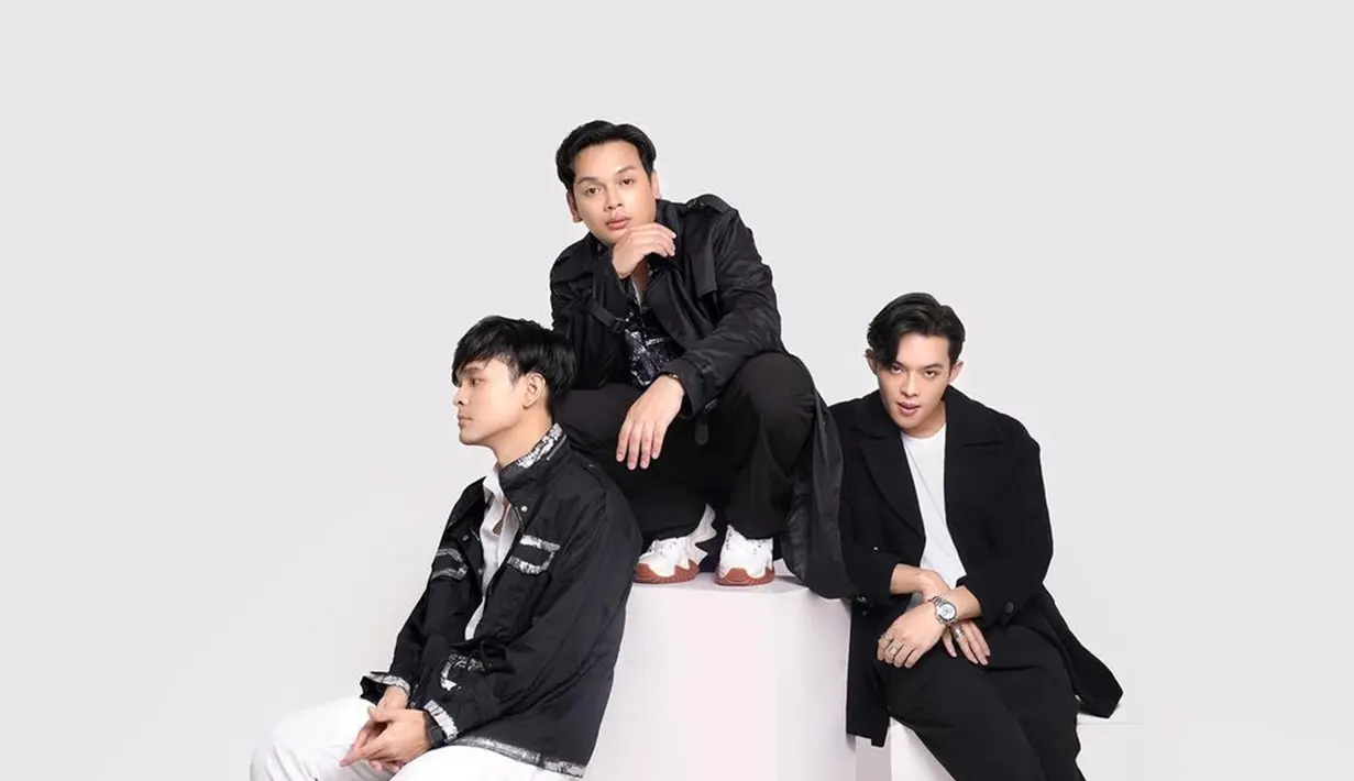 Kabar hengkangnya Dodi Hidayatullah mengejutkan penggemar. Pihak Adam Musik sampaikan kabar tersebut disertai dengan mengunggah foto kebersamaan Adam Musik yang kini hanya 3 personel. Jalani pemotretan bareng, tidak ikut sertanya Dodi Hidayatullah dan Aulia Rahmi menjadi bukti bahwa penyanyi berusia 36 tahun itu sudah tidak lagu menjadi bagian Adam Musik. (Liputan6.com/IG/@adammusik_)