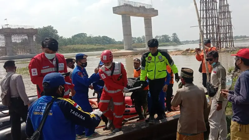 Satu korban meninggal perahu terbalik di Bengawan Solo dibawa ke RSUD Tuban. (Ahmad Adirin/Liputan6.com)