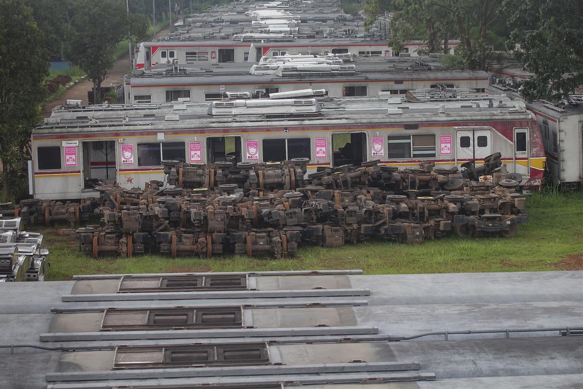 FOTO: Gerbong KRL Tak Terpakai Bertumpuk di Depok Picu Rasa Penasaran Warga