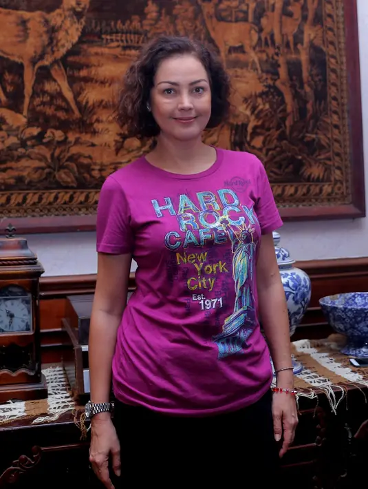 Lebaran kali ini dirasakan berbeda oleh Roweina. Sejak suaminya meninggal dunia tahun lalu, Roweina mengisi hari-hari dan lebaran bersama dengan kedua buah hatinya, Sharon Sahertian dan Sean Sahertian. (Andy Masela/Bintang.com)