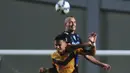 Bek Arema Cronus, Kiko Insa, duel udara dengan pemain Mitra Kukar pada laga leg pertama semifinal Piala Jenderal Sudirman. (Bola.com/Kevin Setiawan)
