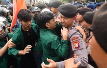 FOTO: Mahasiswa Gelar Aksi di Jalan Sudirman Jakarta Suarakan Sejumlah Isu Nasional