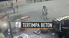 Seorang ibu dan anaknya berusia 7 bulan tertimpa reruntuhan beton di China. Sang ibu menderita luka serius sedangkan anaknya hanya mengalami luka gores.