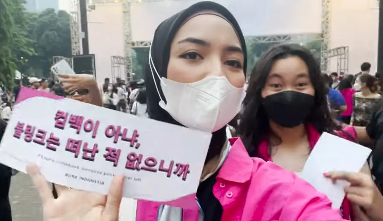 Citra berangkat dari Bogor bersama keponakannya perempuan. Sampai di GBK ia menunjukkan sebuah tulisan dalam bahasa Korea. [Youtube/Ciky Citra Rezky]