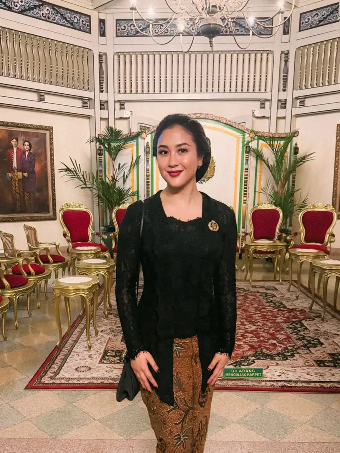 Parade Kebaya Hitam ala Bangsawan dari Tara Basro hingga Adinia Wirasti Hadiri Kirab Pusaka Malam Satu Suro di Pura Mangkunegaran