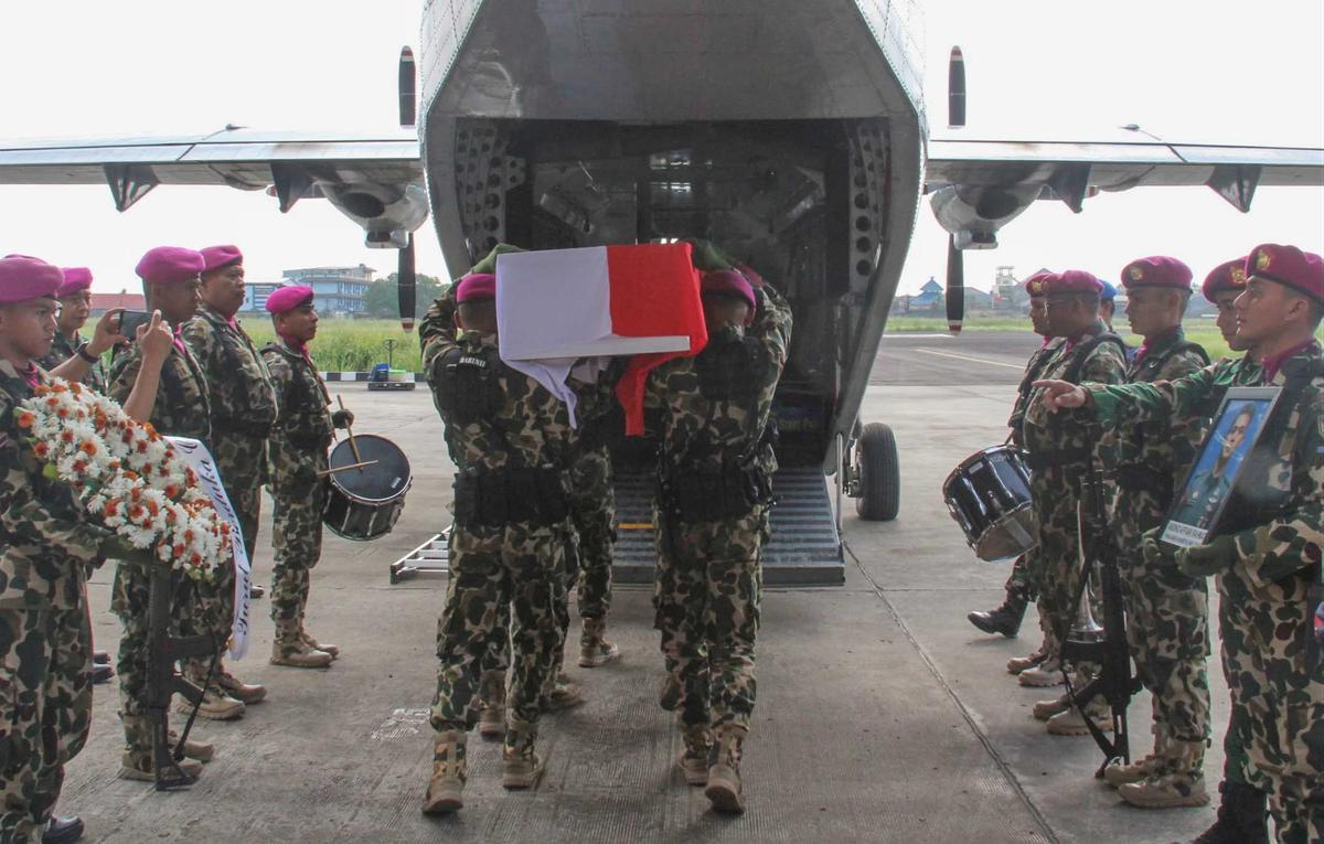 FOTO: Korps Marinir Lepas Jenazah Prajurit Gugur Secara Militer